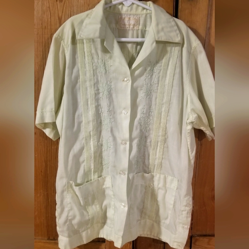 Authentic Mexican Guayabera. Purchase in Merida. Light Green. Size 34 Boys M/L